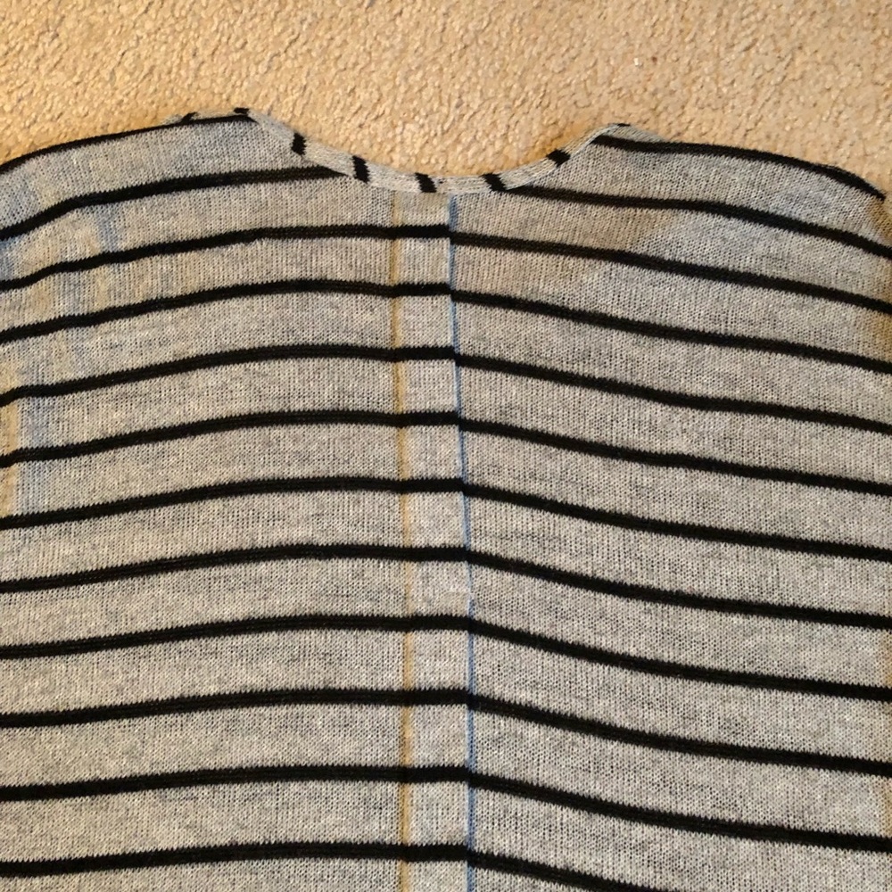 ❤️3 for $20❤️ Forever 21 Short Sleeve Sweater - Picture 3 of 6